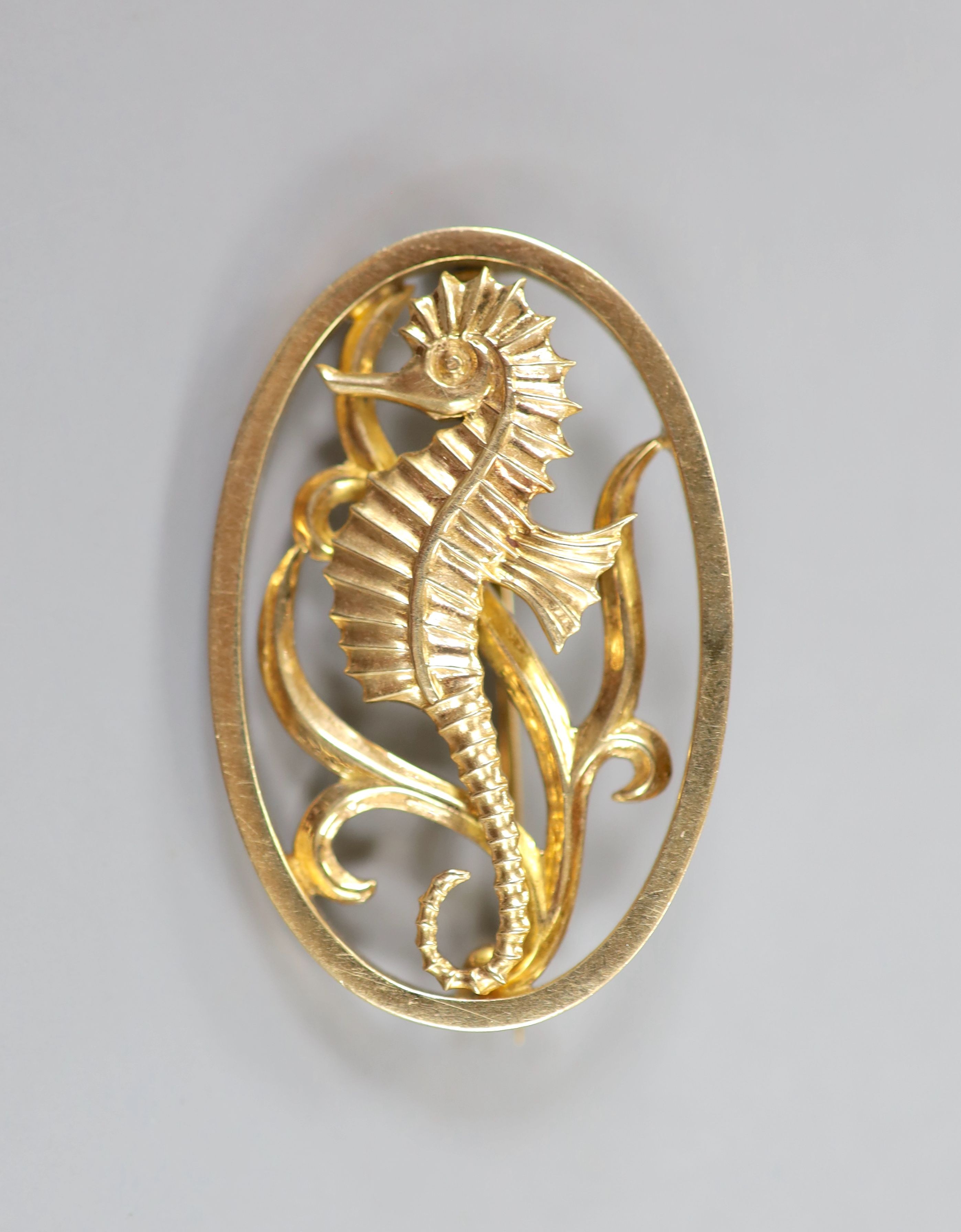 A Georg Jensen style 9ct gold seahorse oval brooch, George Tarratt Ltd, Birmingham, 1959, 43m, 14 grams.